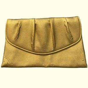 Women’s Retro/Vintage Metallic Shiny Gold Clutch/Purse With Snap Closure.